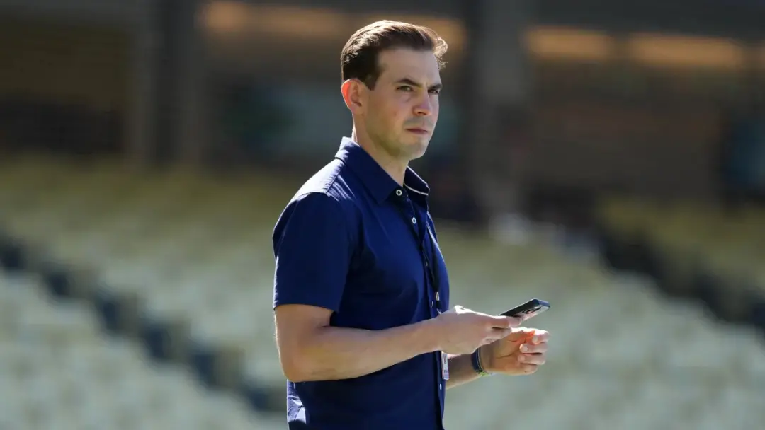 Joe Davis, locutor de destaque, está ausente no Jogo 4 da série NLDS Dodgers versus Braves por estar indisposto. O Bran…