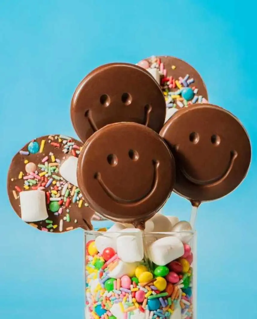 A Colher de Pau no Leblon montou opções doces para o Dia das Crianças, com o Birthday Cake a R$ 30 a fatia e o Kit Cook…