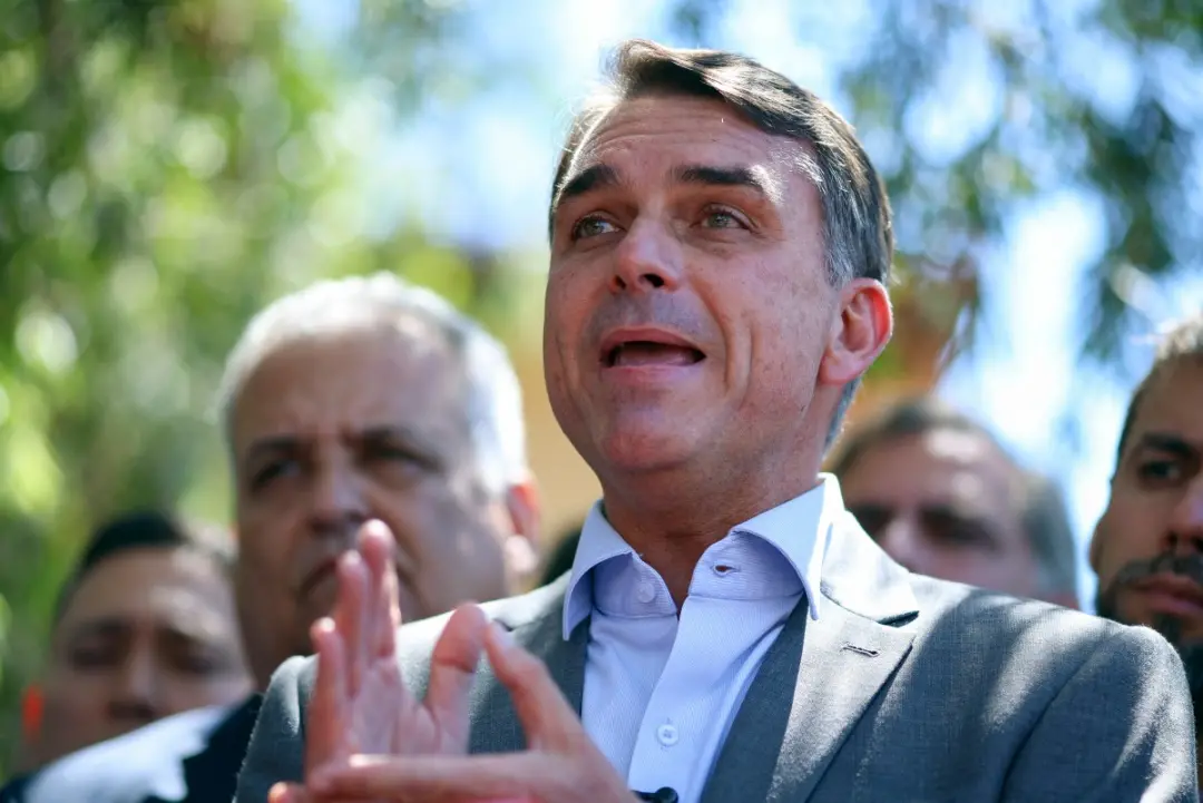 Flávio Bolsonaro afirmou em Brasília que o Brasil nao vive uma democracia plena e que a reeleicao presidencial pode ser…