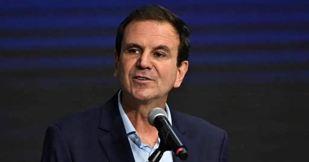Eduardo Paes diz que faz campanha para Lula, mas não é um vassalo dele, falando isso na Rocinha, no Rio de Janeiro. É i…