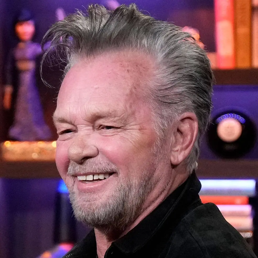 John Mellencamp parecendo totalmente diferente com cabelo longo e selvagem na homenagem da filha Justice para os 75 ano…