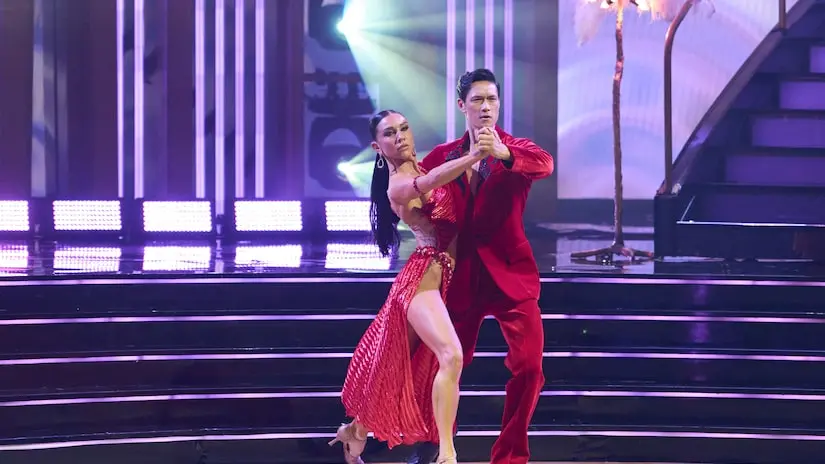 Harry Shum Jr e Jenna Johnson enfrentaram uma semana difícil para performar no Dancing with the Stars na noite de Maria…