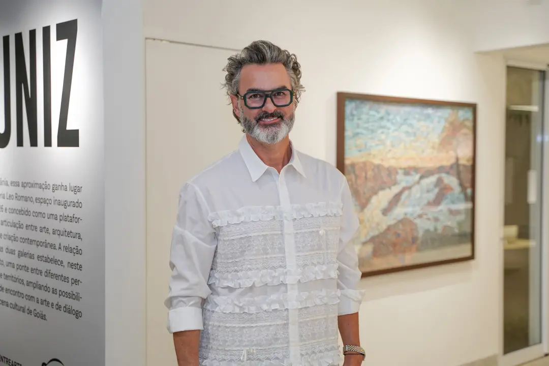 Galeria Léo Romano recebe a exposição Dinheiro Vivo, com 13 trabalhos de Vik Muniz usando fragmentos de cédulas. A idei…