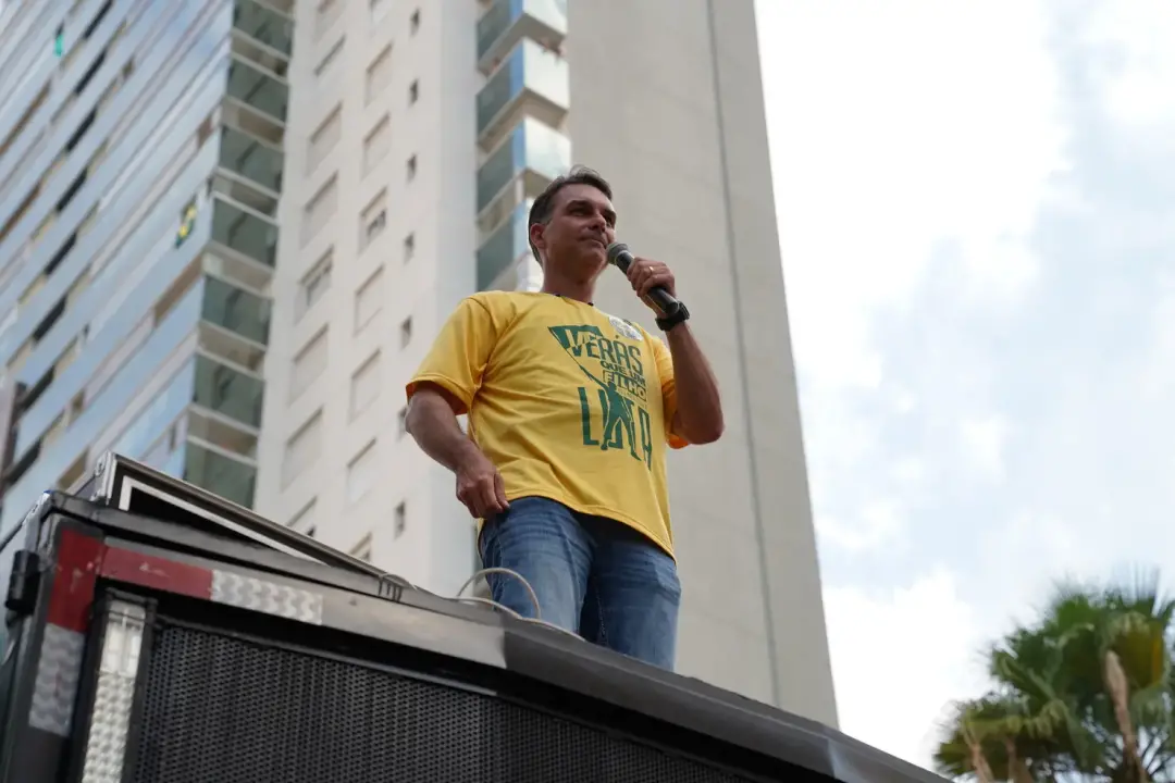 Flavio Bolsonaro falou sobre mudanças na Constituição e o debate sobre como alterar a Carta reacendeu. É importante ent…