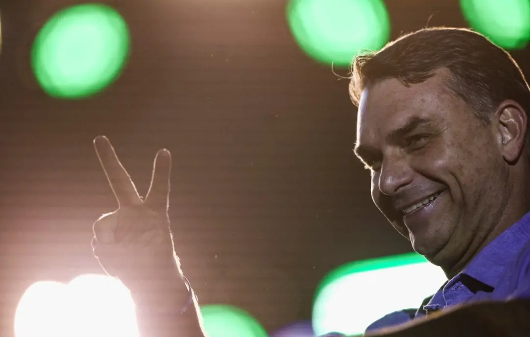 Flavio Bolsonaro negou ter negociado condições para apoios partidarios, dizendo que o apoio tem sido programatico. Ver …
