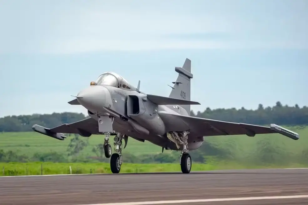 Gavião Peixoto, São Paulo, viu o voo inaugural do Gripen E montado no Brasil. Isso mostra que a produção nacional tá ch…