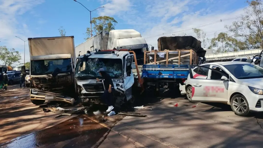 Engavetamento na BR-040 envolveu pelo menos 28 veículos, seis caminhões e vinte e dois carros na manhã desta quarta-fei…