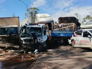 BR-040, Nova Lima, MG, teve engavetamento com mais de 20 veículos e seis feridos. Essa quantidade de carros juntos most…