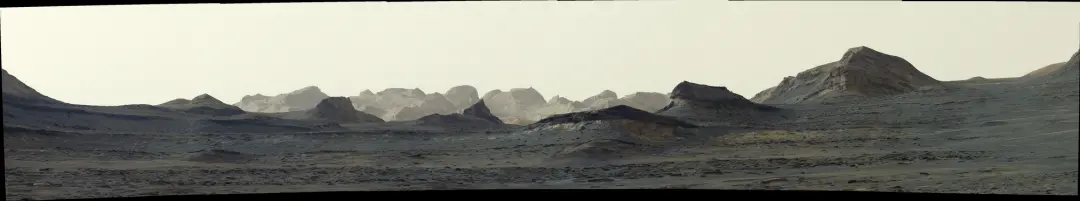Curiosity capturou o nascer do sol em clifes esculpidos pelo vento em Marte, no dia 4982 da missão. Essa camada yardang…