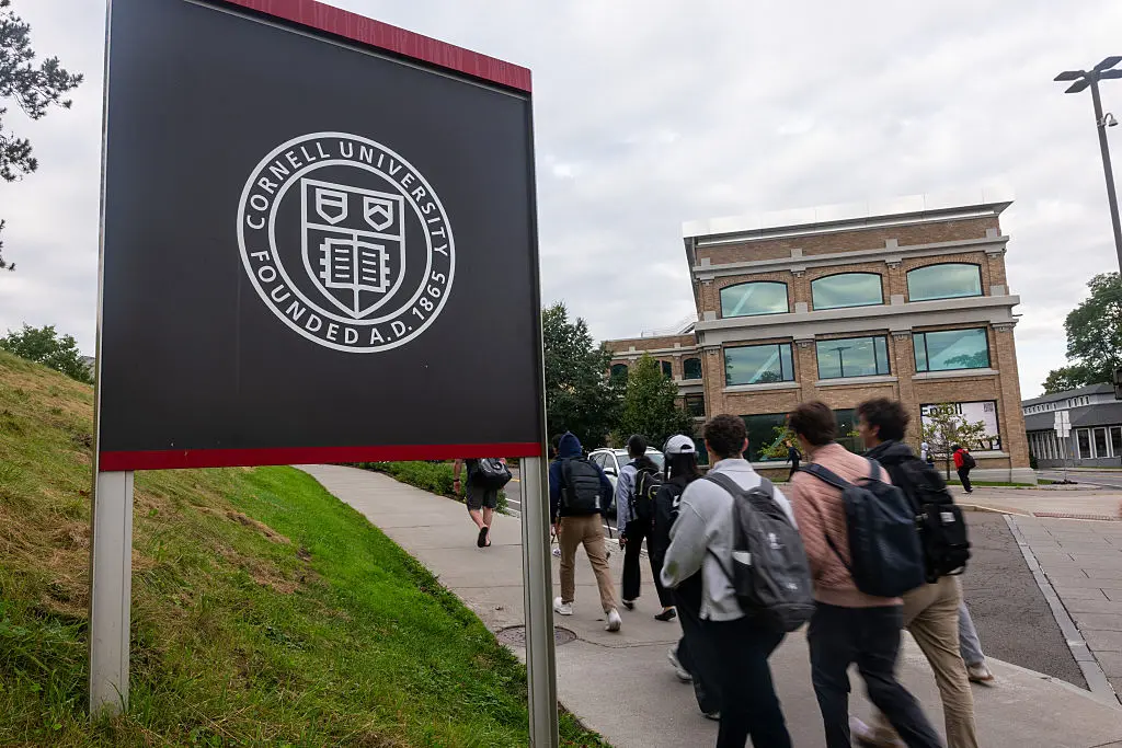 Cornell 7 em 2024, caso de assalto no campus, gera debate sobre consentimento. A gente ensina sobre consentimento, mas …