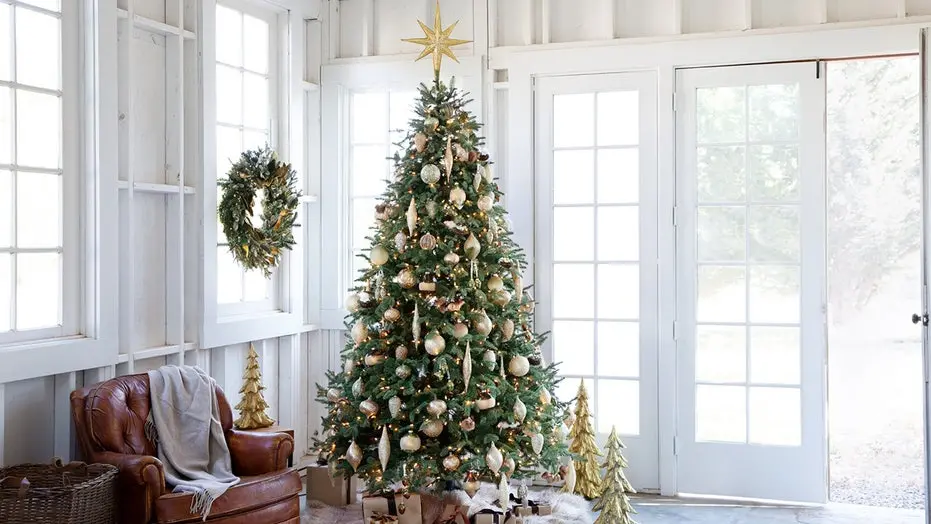 O presente de Natal começa cedo, árvore de 7,5 pés da Balsam Hill com 46 por cento de desconto, saindo por 350 dólares …
