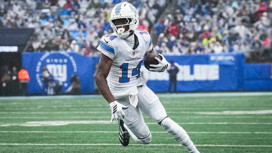 Carnell Tate teve um jogo de destaque em Week 4, pegando nove de doze passes e marcando 145 jardas. O talento dele é ev…