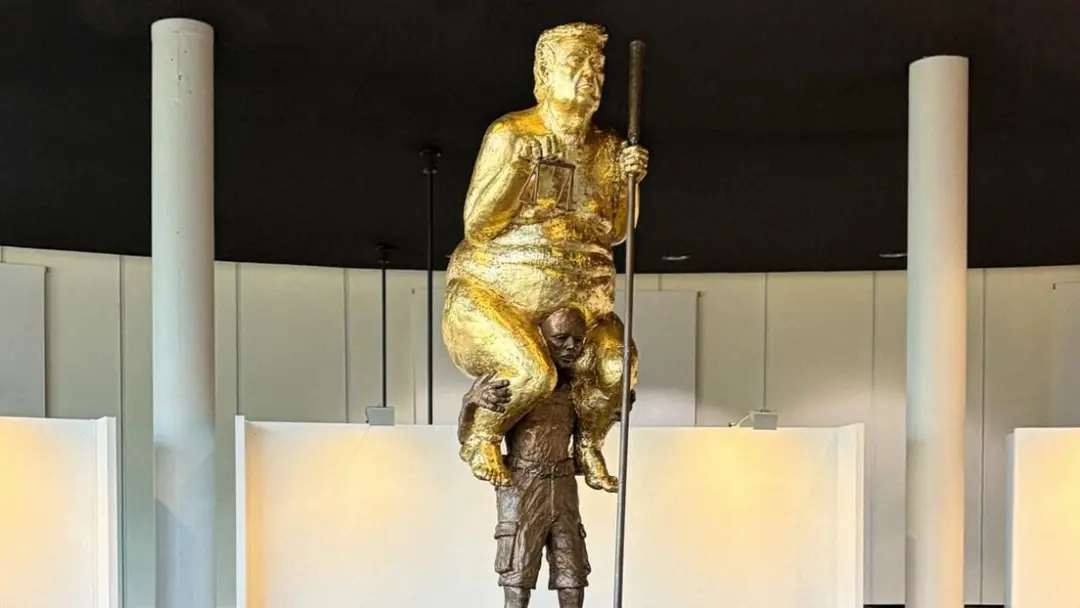 Estrasburgo, Parlamento Europeu, recebeu uma estátua dourada de 2,6 metros de Trump como protesto à política climática …