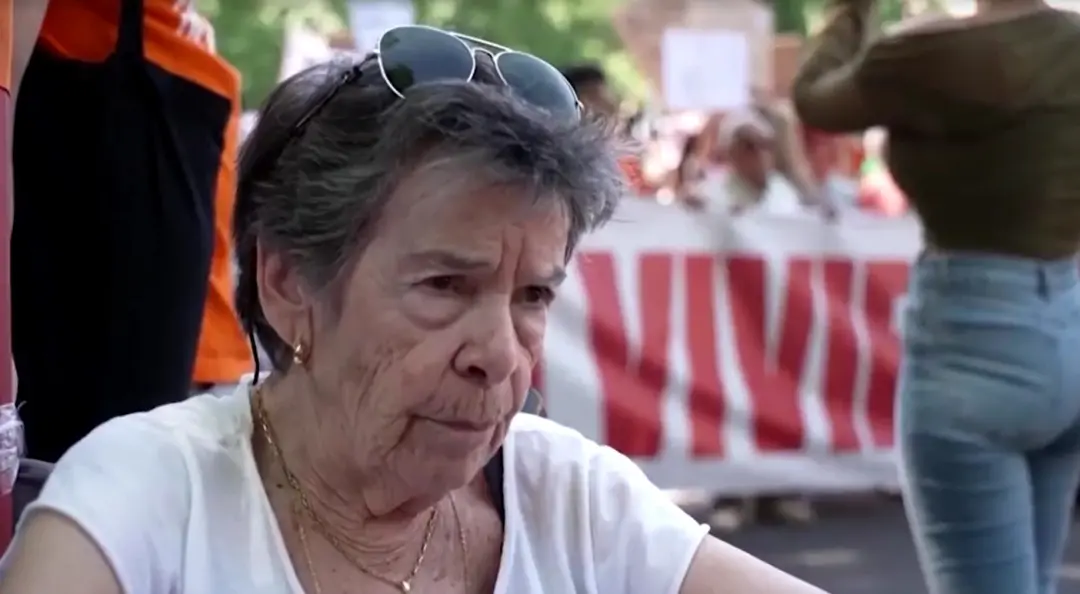 Maricarmen Abascal, símbolo da luta por moradia, faleceu aos 87 anos em Madri, Espanha. A idosa foi despejada de casa o…