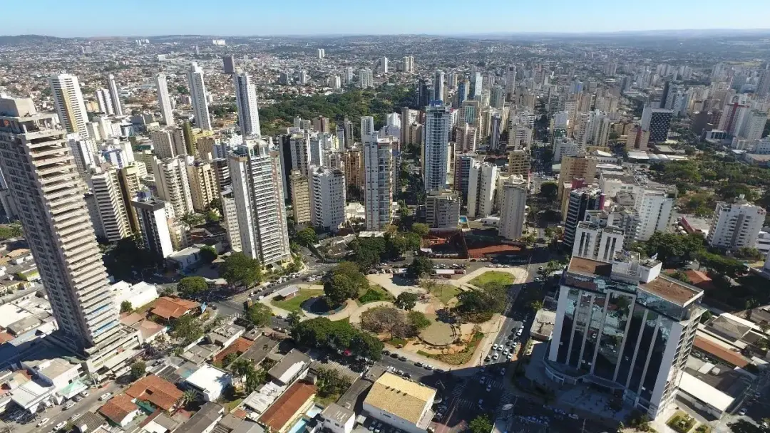 Plataformas como Airbnb mudam o imóvel residencial em ativo de rentabilidade, retirando moradias do mercado permanente.…