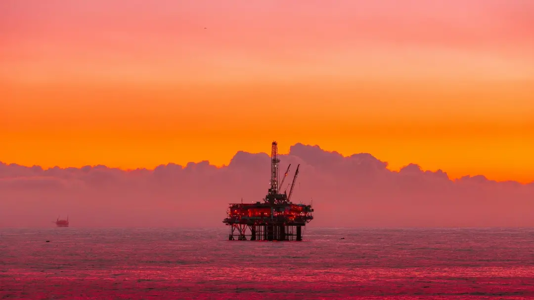 Petróleo Brent caiu 0,38% para US$ 100,20, enquanto o WTI despencou 1,30% para US$ 88,28, refletindo a queda nos estoqu…