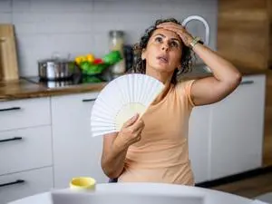 Fogachos da menopausa colocam o coração em risco. A ligação entre sintomas hormonais e saúde cardíaca mostra como a nos…