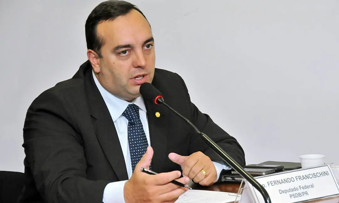 Fernando Francischini, cassado por fake news, volta à Câmara em 2027 junto com o filho Felipe Francischini, eleito com …