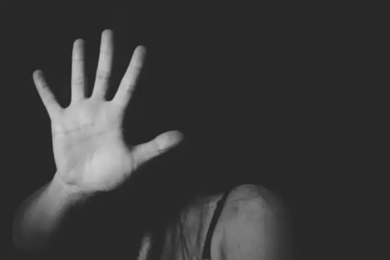 Três sites que vendiam conteúdo íntimo roubado de mais de 17 mil mulheres foram fechados na França e nos EUA. A operaçã…