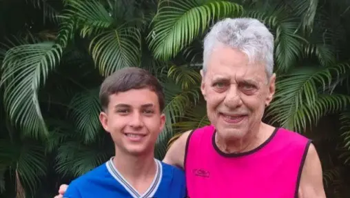Chico Buarque jogando futebol com o filho dele, Miguel, fez a mãe se chocar com o plot twist. É louco como a gente não …