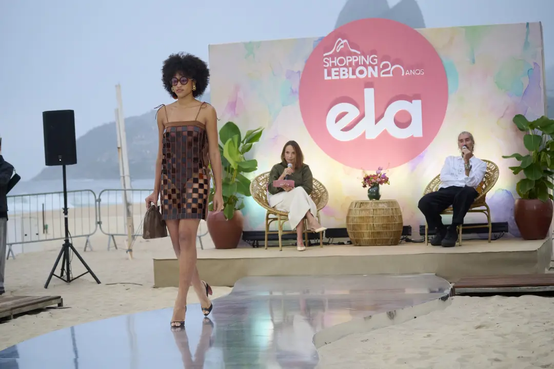 Ipanema teve um desfile de moda com mais de 30 marcas na areia, apresentando tendências da estação. Ver listras e verde…