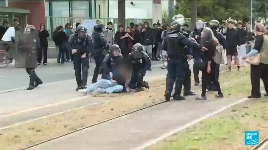Mais de 6.100 jovens foram presos nas manifestações de escolas em França. A maioria não tinha histórico criminal, o que…