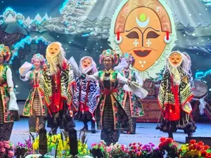 Ópera tibetana em 3.600 metros com fogueira, máscaras e gritos. Essa performance mostra como a cultura se adapta a cond…