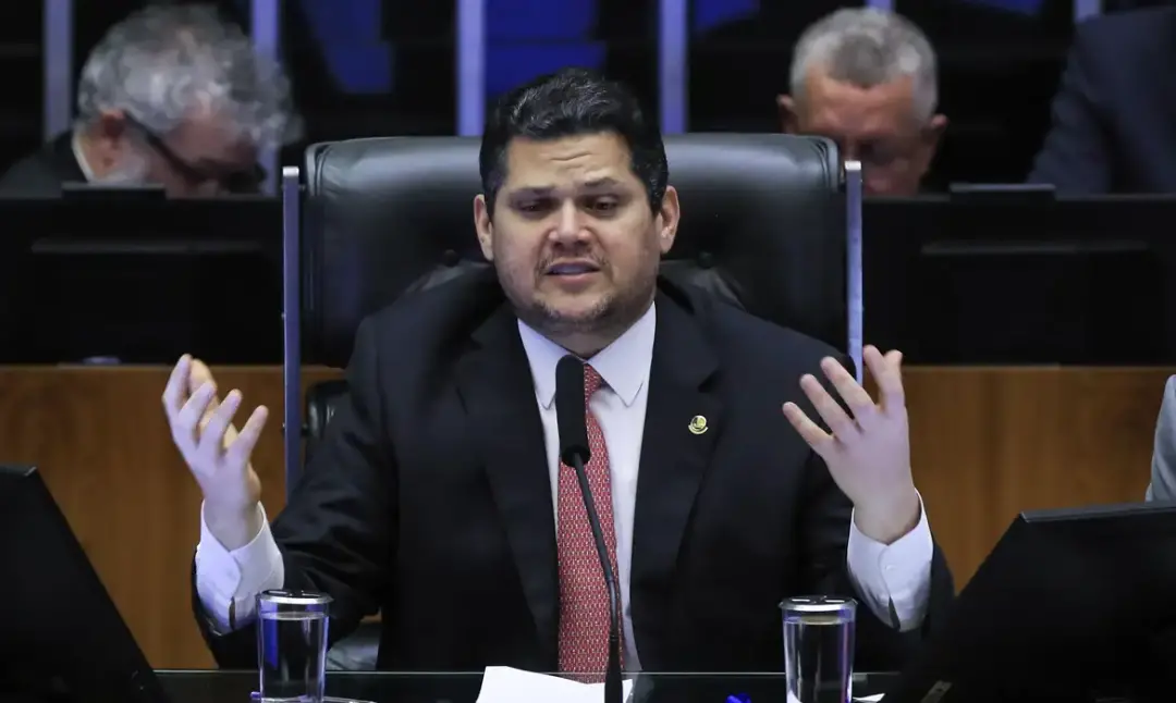 Davi Alcolumbre disse que só vota a PEC 6x1 se tiver um requerimento na Mesa do Senado. Isso mostra como o andamento de…