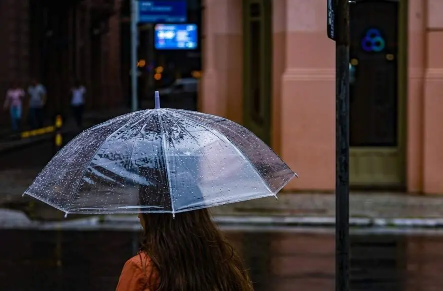 Rio Grande do Sul com alerta de temporais, previsão de granizo grande e rajadas de vento acima de 90 km/h nesta quarta.…