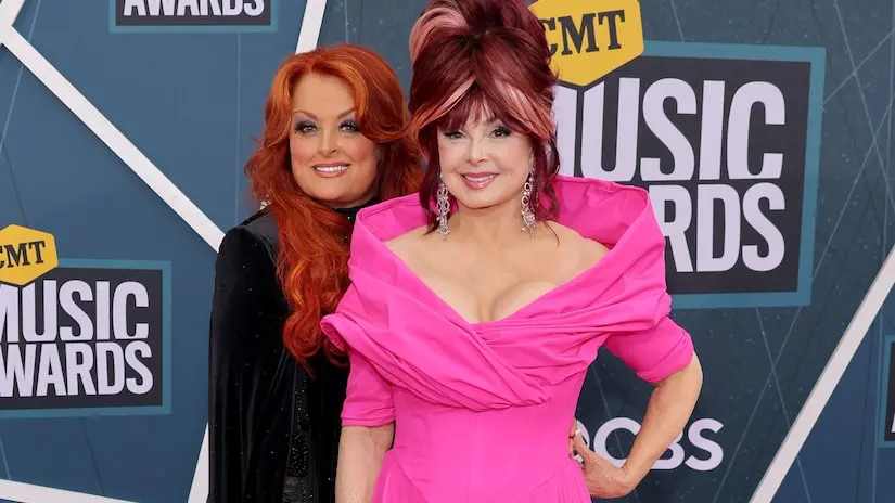 Wynonna Judd falou sobre o luto após o suicídio da mãe Naomi Judd há quatro anos, e sobre o novo álbum The Hard Truth. …