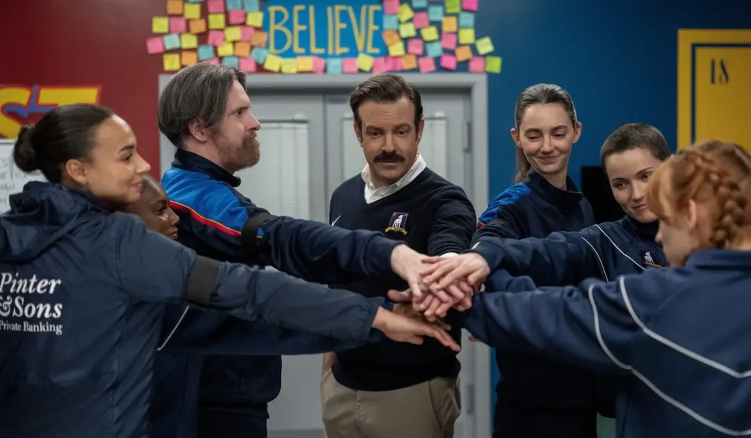 Ted Lasso na temporada 4 virou um sitcom mais confortável, diminuindo a ambição de temporadas passadas. Acho que é um a…
