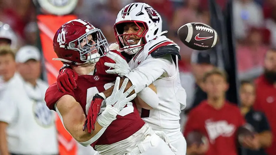 Josh Ford, quebrou o braço em jogo contra Mississippi State e agora está determinado a jogar contra Georgia. Sei lá, vo…