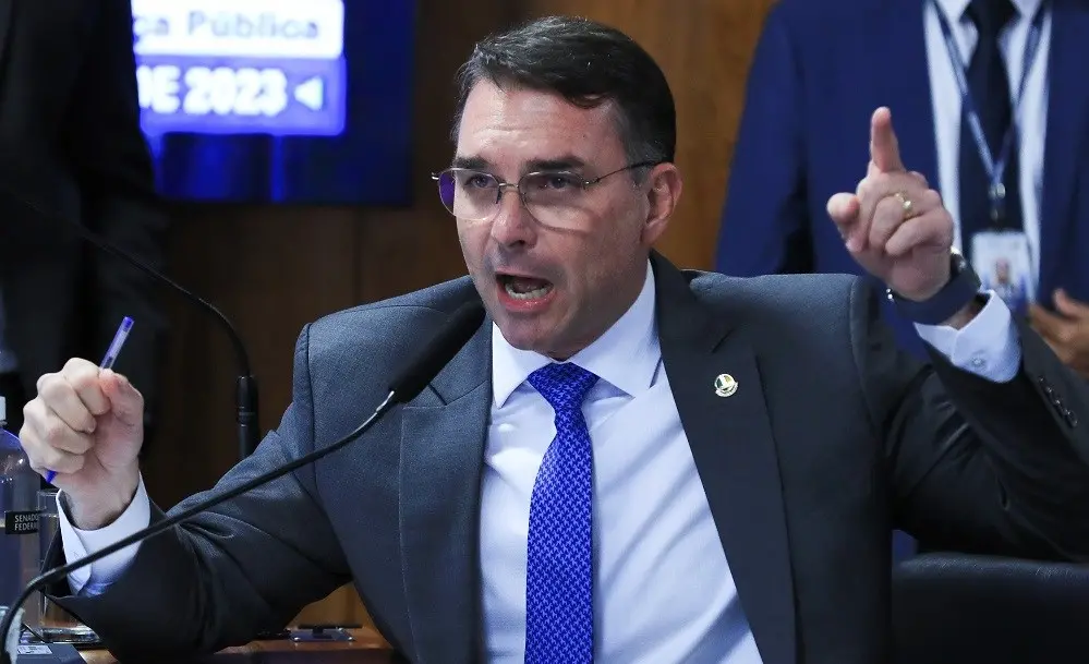O plano de governo de Flávio Bolsonaro não apresenta as montagens espalhadas na web, como propostas de acabar com Bolsa…