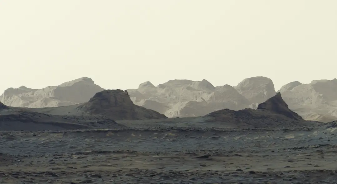 Imagem panorâmica do rover Curiosity mostra os paredões de Marte durante o amanhecer, com tons azuis no primeiro plano.…