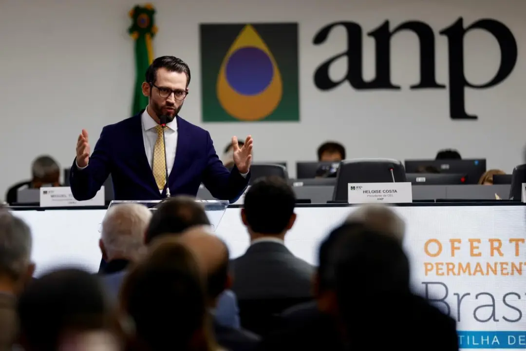 Petrobras levou 19 blocos e petróleo em leilão da ANP, gerando mais de 3 bilhões de reais em bônus. Concentração na Bac…