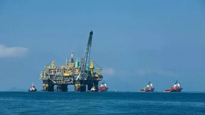 Petrobras arremata 12 blocos na Bacia de Campos por quase 3 bilhões de reais no leilão da ANP. A estatal foi a principa…