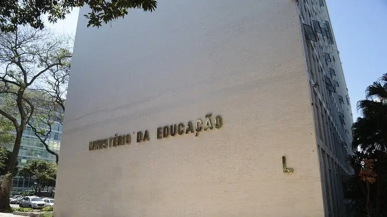 R$ 6,9 milhões do MEC vão pra universidades e institutos federais afetados pelas chuvas no Rio Grande do Sul. É importa…