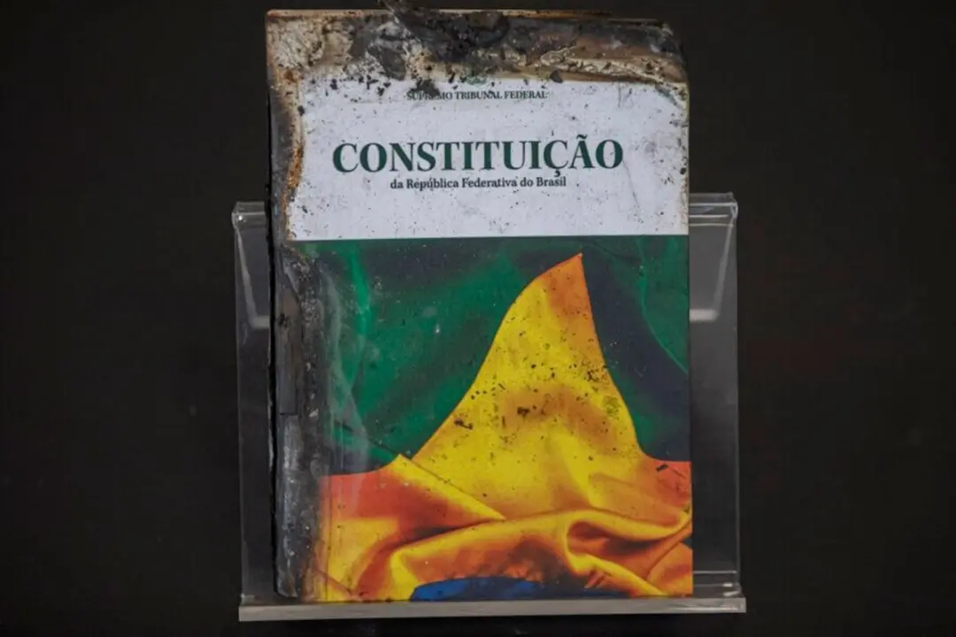 Flávio Bolsonaro promete alterar a Constituição usando uma futura maioria no Congresso em Goiás. Isso abre uma discussã…