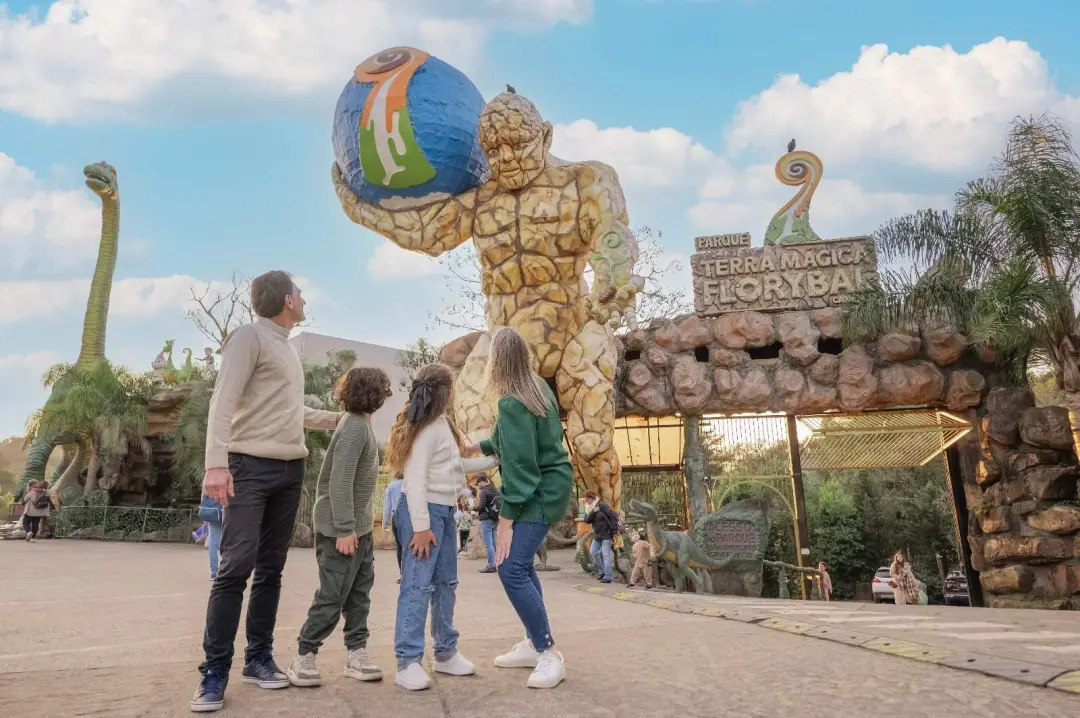 Parque Terra Mágica Florybal em Canela tem Temporada da Diversão até 28 de outubro com cenários de histórias. A iniciat…