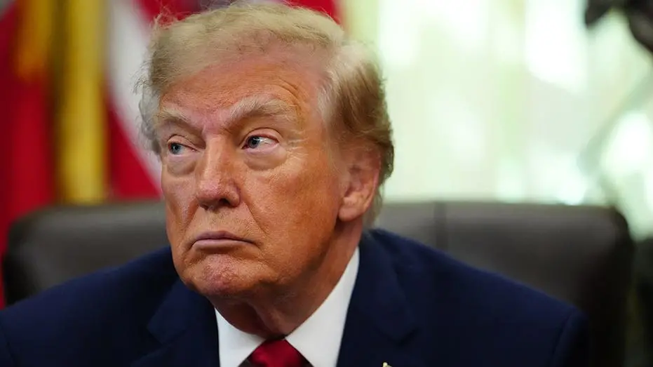 Um processo acusa a administração Trump de desviar 20 milhões de dólares federais para propaganda partidária. Essa mano…