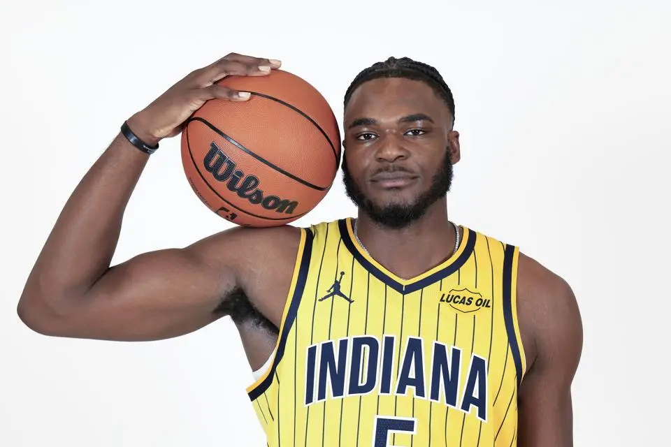 Jarace Walker, no treino dos Indiana Pacers, mostrou potencial como jogador de sistema, fazendo um enterrada após busca…