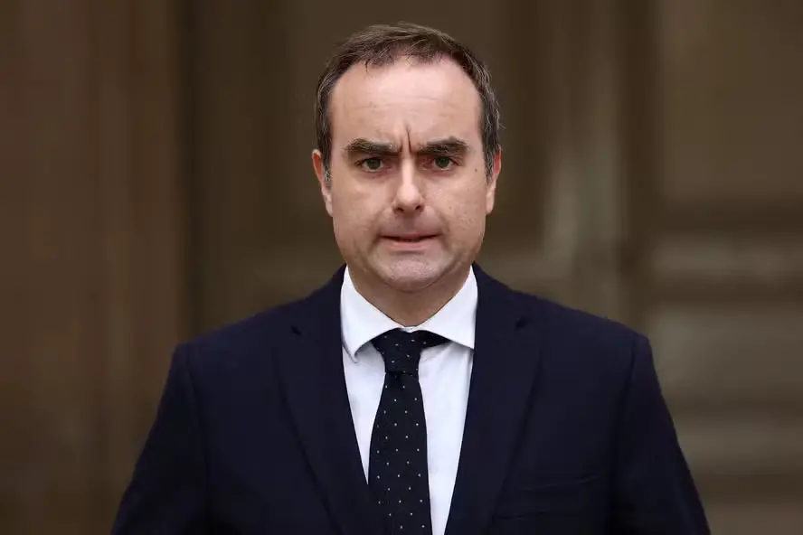 França quer manter o déficit público em 5% do PIB até 2027. É um ajuste duro que precisa equilibrar as contas com os pr…