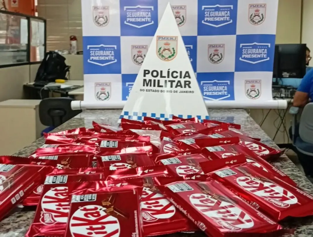 Vinte e seis barras de chocolate foram furtadas na Tijuca. Um homem com três passagens foi preso durante patrulhamento …