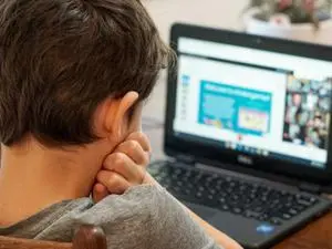 Flórida nos EUA pede que a Justiça corte o acesso de menores de 14 anos ao Instagram. É um movimento que mostra a preoc…