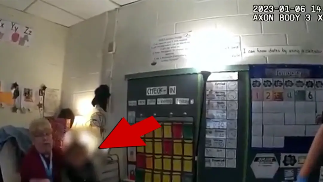 Virginia, nos EUA, um menino de 6 anos atirou na professora da primeira série e, em vídeo, admitiu ter pego a arma da m…
