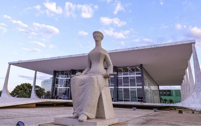 Ministérios e o STF já sendo repartidos publicamente entre apoiadores do clã Bolsonaro. A ideia de nomear Mariana Fux o…