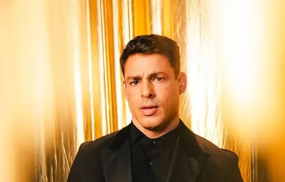 Cauã Reymond aparece descamisado no trailer da segunda temporada de Tudo É Justo, série da Kim Kardashian no Disney+. É…