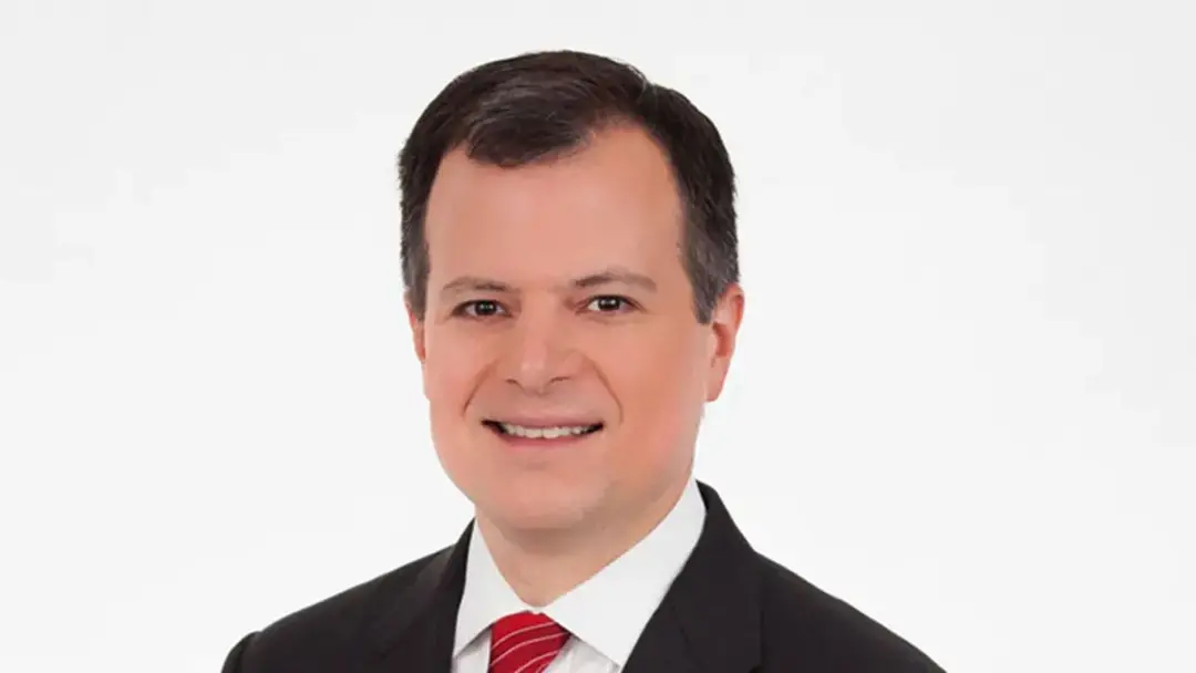 Fox News, em 1997, contratou Mike Emanuel sem entrevista, usando um reel de audição. A pessoa entrou na startup em um m…