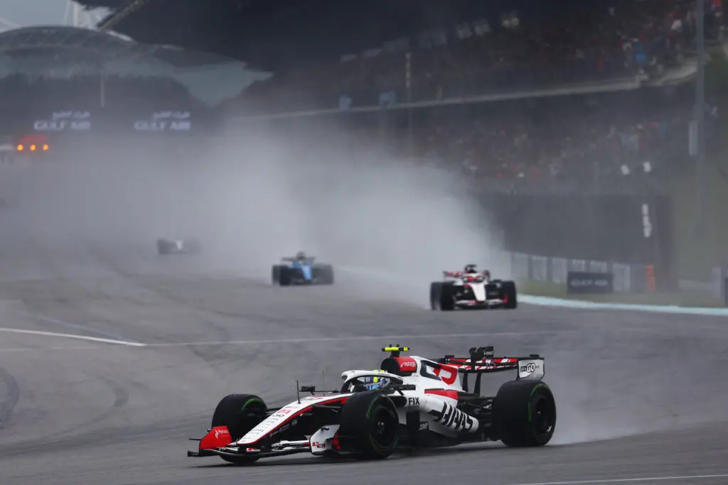 Bahrain GP: Oliver Bearman usou pneu liso no GP de Bahrain mesmo com a dica de não fazer isso em asfalto seco. A Haas o…