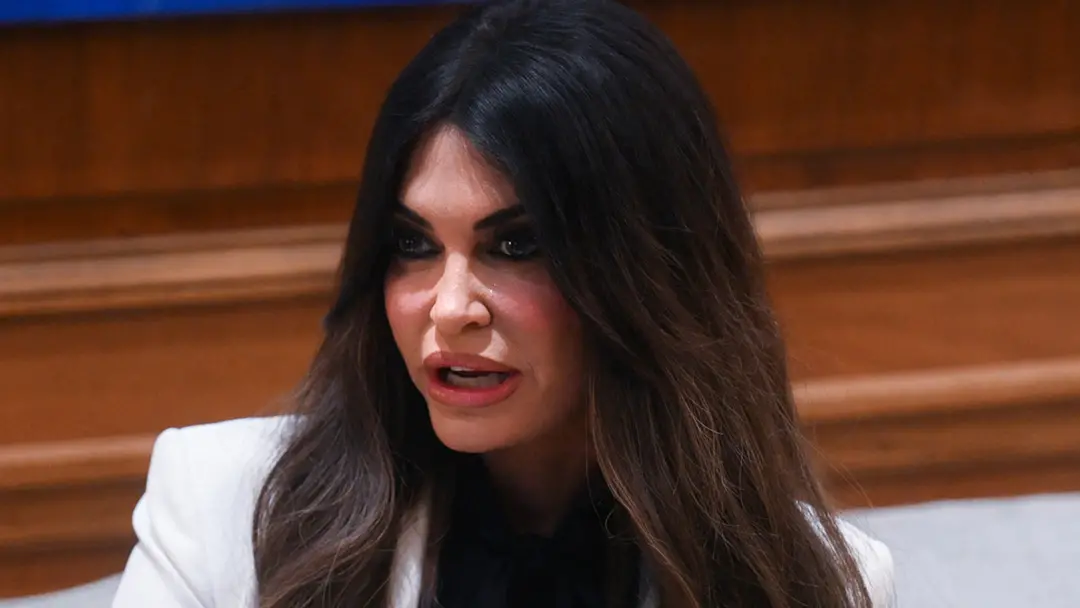 Kimberly Guilfoyle teria pedido a um doador do Trump para enviar 100 mil dólares direto na conta Amex dela, usando a fr…